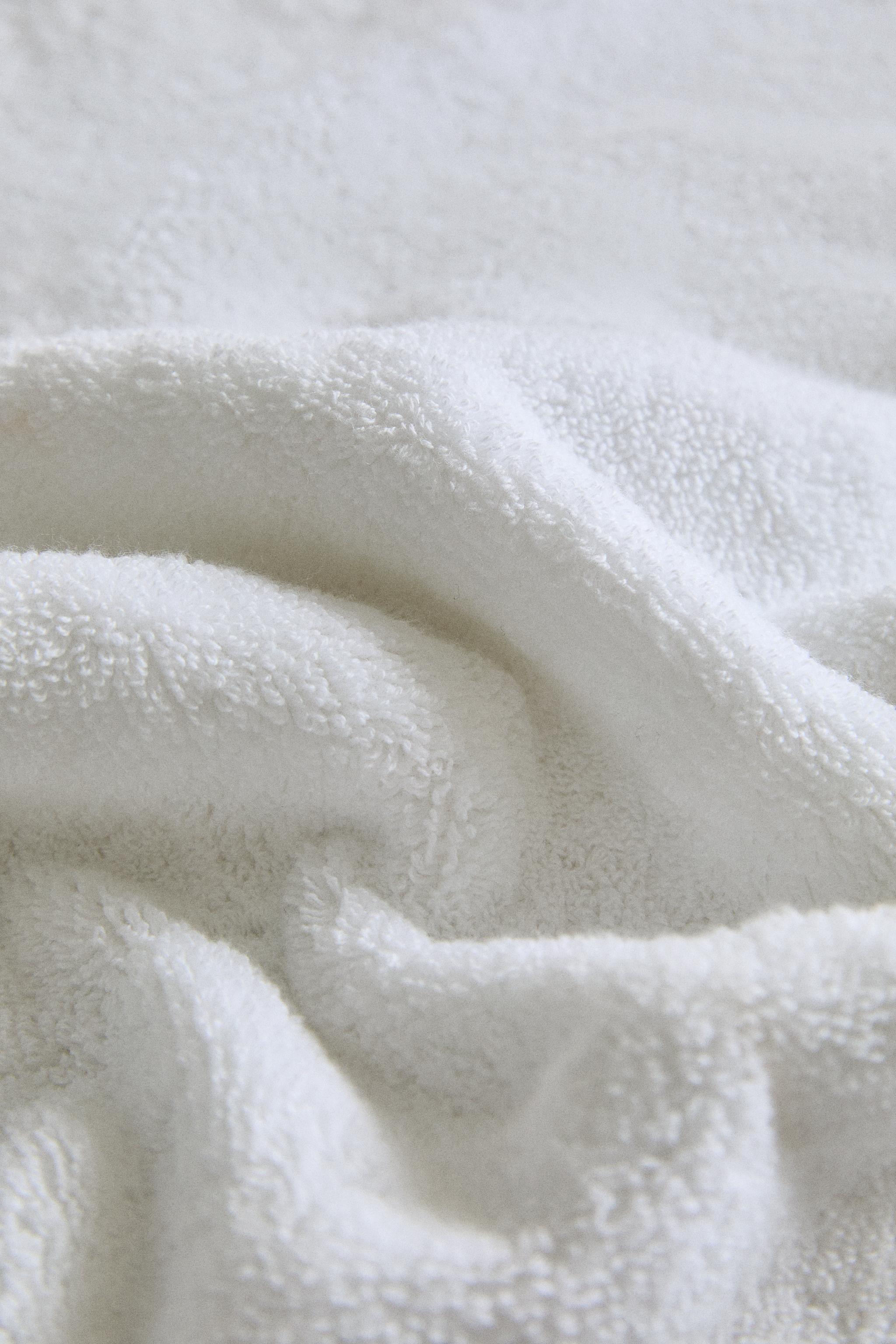 EXTRA SOFT COTTON BATH TOWEL (700 GSM)